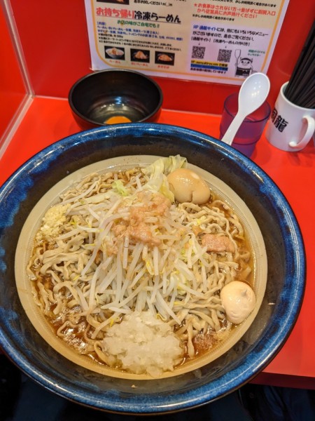 「大ラーメン麺増し700g＋生卵＋玉ねぎ、たまごチェンジで」@麺屋 桐龍の写真