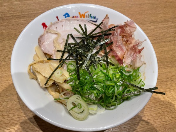 「まぜそば(旨辛) チャーシュートッピング」@塩中華そば おかだ なんばラーメン一座店の写真