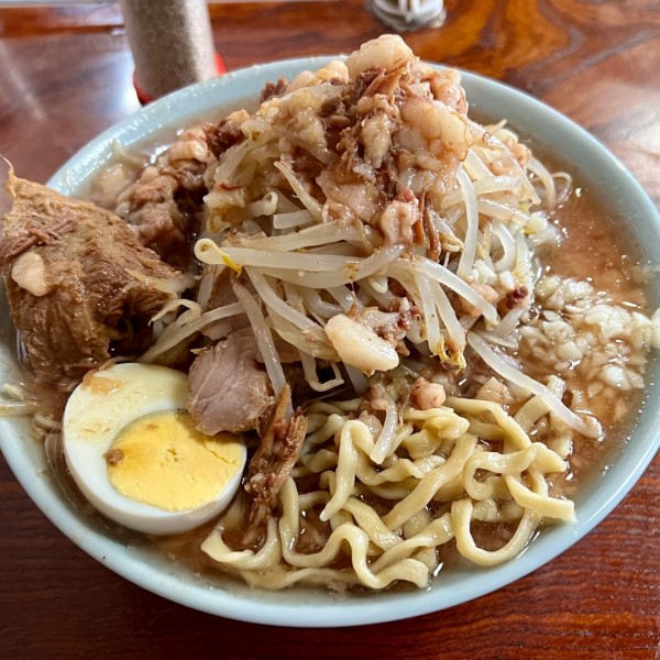 「ラーメン 普通（ニンニク・野菜・アブラ）＋白＋生たまご」@ラーメン富士丸 明治通り都電梶原店の写真