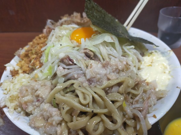 「汁なし・大600・生卵（野菜少な目・マヨ少な目・にんにく）」@D麺の写真