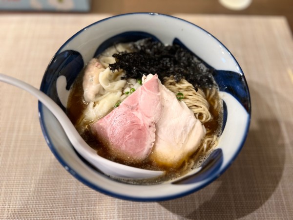 「淡麗煮干しそば(醤油)900円+ワンタン(2個)200円」@食撃の琥煌の写真