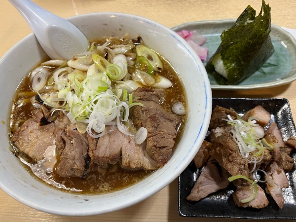 「ねぎチャーシューメン大盛+角切りチャーシュー　おにぎり」@手打ラーメン 長八の写真