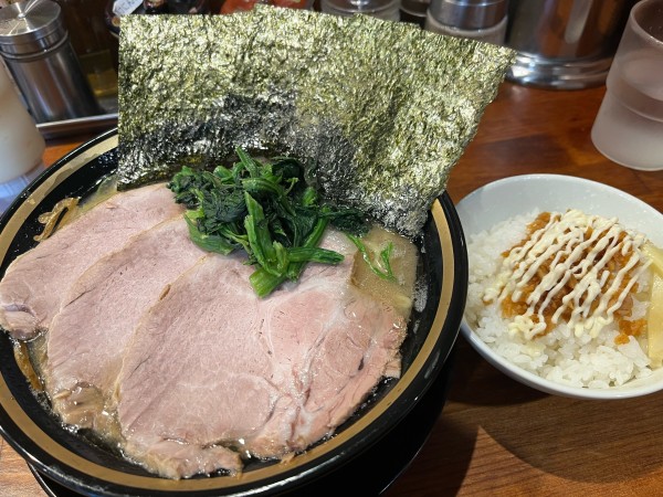 「醤油豚骨 ¥750+チャーシュー2枚 ¥150 (ライス無料)」@らーめん三郷家の写真