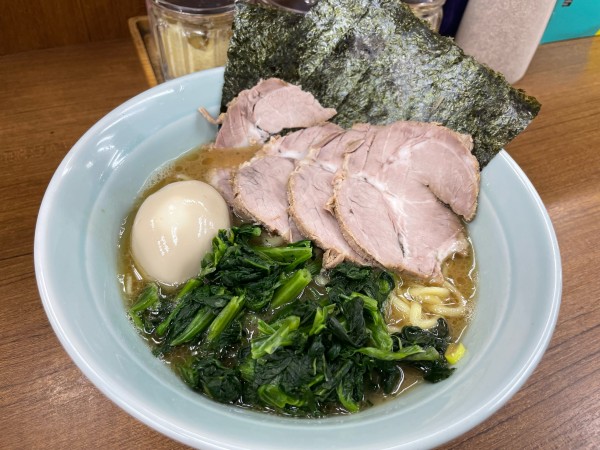 「ホウレンソウチャーシュー　サービス味玉 900」@横浜ラーメン 武蔵家 北千住店の写真