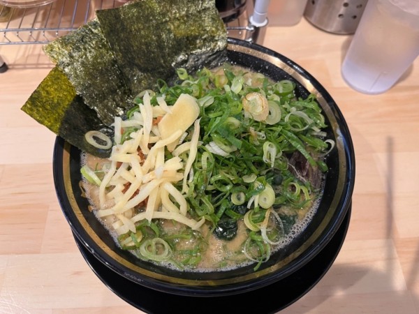 「ラーメン750円＋糸島ネギ110円＋Twitterキクラゲ」@家系ラーメン 王道家 直系 ふじいの写真