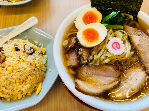 「チャーシュー麺（醤油）大盛、味玉、半炒飯」@麺屋 なが盛の写真
