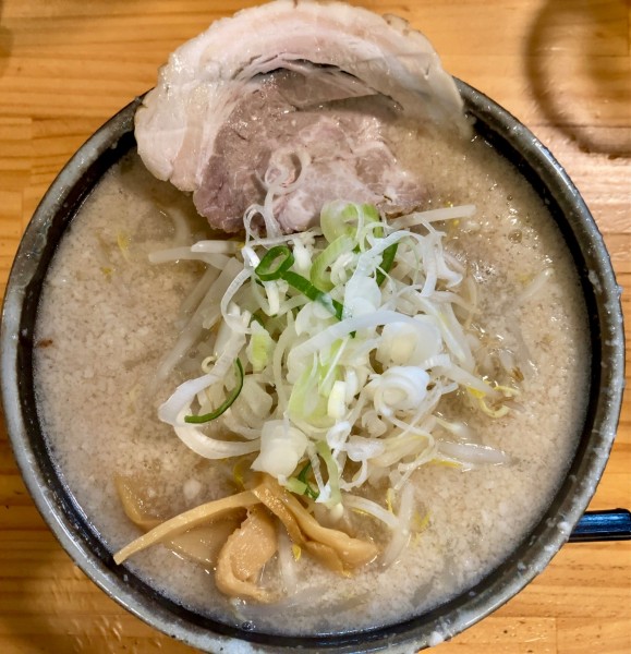 「らぁ〜めん(しょうゆ 背脂2)¥730」@チャッチャ系らーめん もん吉 伊勢崎支店の写真