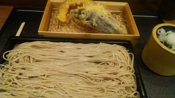 「もりそば 500円＋三種の野菜天 250円？」@中村麺兵衛 池袋東口店の写真