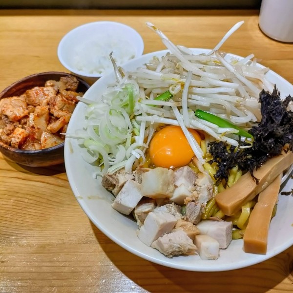 「北参道油そば､チンピラほぐし豚」@味噌麺処 花道庵 北参道店の写真