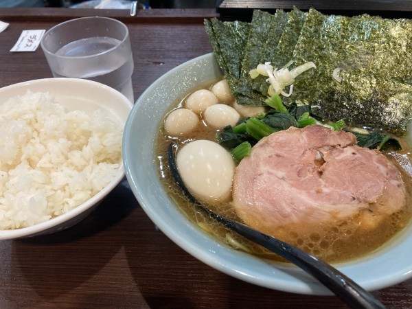 「らーめん全部のせ(コイメオオメ)+麺増し+ライス+うずら卵」@横浜家系らーめん侍 渋谷本店の写真