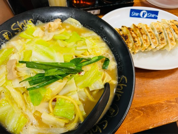 「博多もっちゃんと餃子」@博多らーめん ShinShin アミュプラザ小倉店の写真