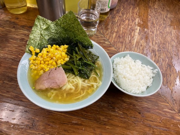 「ラーメン　茎わかめ　コーン　小ライス」@まこと家の写真