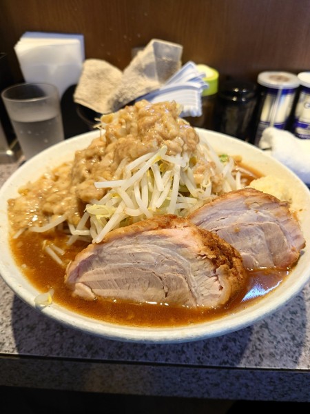 「醤油大 ＋豚   野菜  ニンニク  アブラ」@ラーメン宮郎の写真