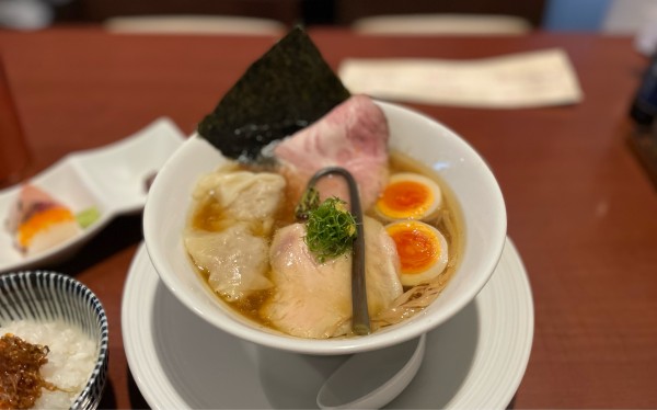 「【限定】青森シャモロック出汁×鰹節出汁の特製白醤油らぁ麺¥150」@酒肴場 屯の写真