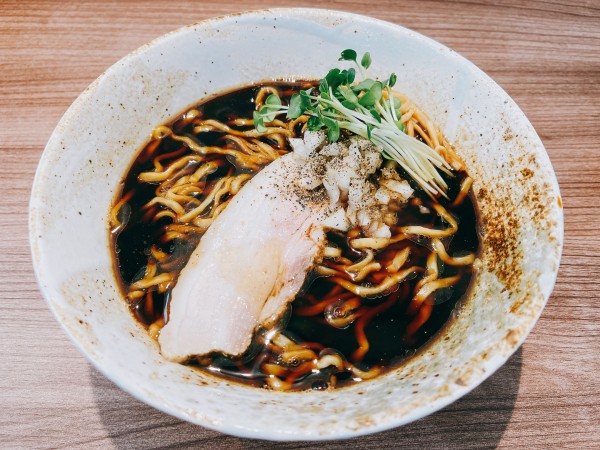 「漆黒醤油そば ちぢれ中太麺」@中華そば 安至の写真