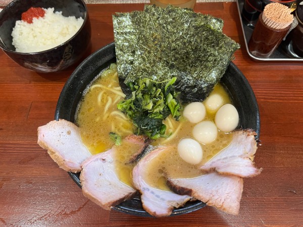 「チャーシュー麺、うずら、半ライス」@横浜家系らーめん 天王家 寒川総本店の写真
