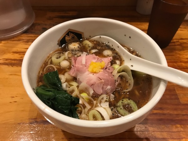 「真鯛ブラックラーメン」@真鯛らーめん 麺魚の写真