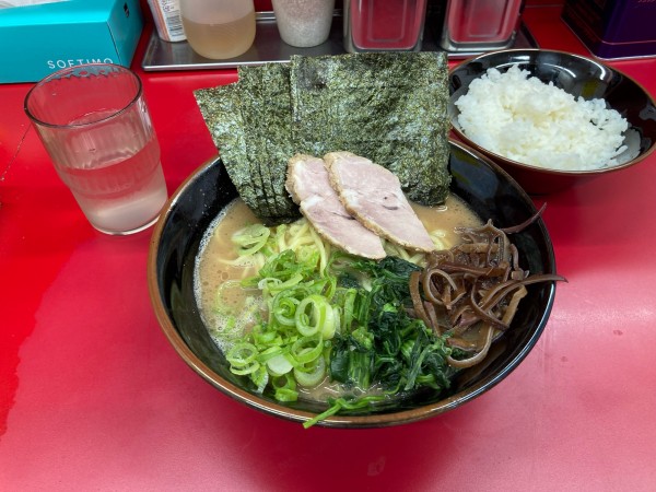 「ラーメン並＋ライス　800円」@横浜ラーメン 武蔵家 北千住西口店の写真