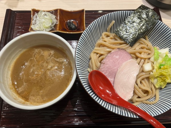 「つけ麺950円+大盛100円+ミニチャーシュー丼炙り300円」@長男、もんたいちおの写真