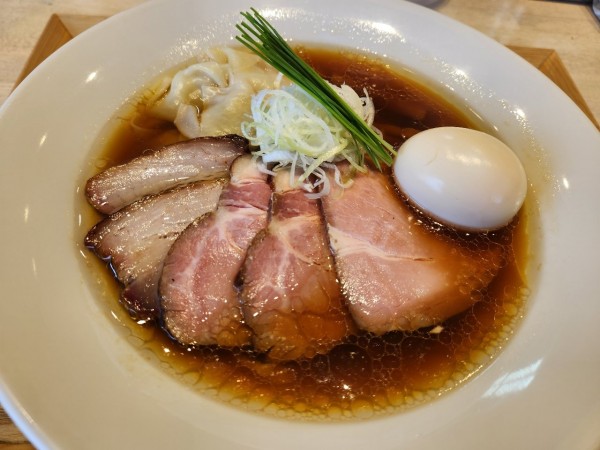 「特製中華蕎麦〈醤油〉ワンタン2ケ」@宍道湖しじみ中華蕎麦 琥珀 東京本店の写真