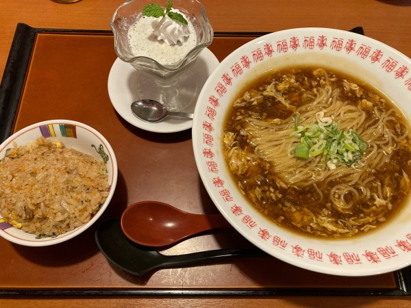 「すけろくラーメン+半チャーハン+黒白ゴマプリン」@チャイナハウスすけろく 束本店の写真