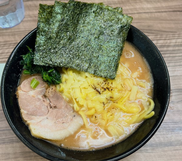 「ラーメン＋炙りチーズ」@家系らーめん 武蔵家 川越店の写真
