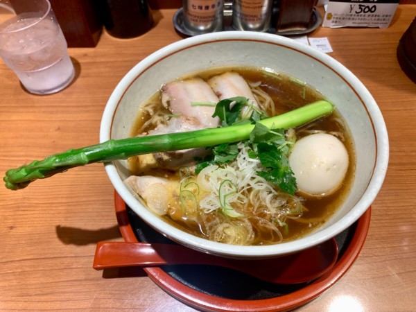 「特製石臼挽き中華そば＋アスパラ」@富良野 とみ川 東京ラーメンストリート店の写真