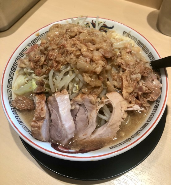 「小ラーメン野菜マシマシ 生卵 肉あぶら 850+50+100円」@豚山 中野店の写真