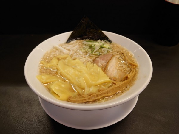 「雲呑背脂煮干しラーメン+背脂TP」@逢坂製麺の写真