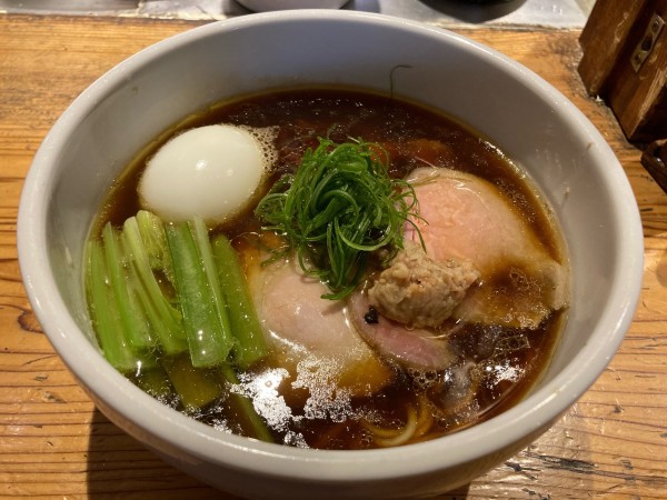 「肉出汁と各種素材の重ね中華そば（特製）」@麺処 図鑑の写真