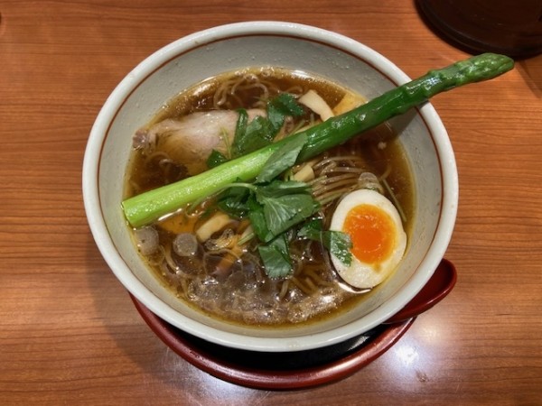「石挽中華そば＋ふらの産アスパラ」@富良野 とみ川 東京ラーメンストリート店の写真
