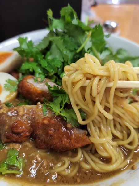 「排骨咖喱麺」@中華そば 半ざわの写真