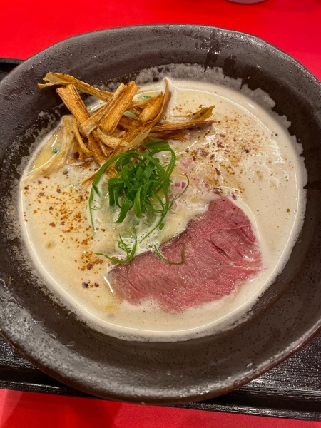 「鶏白湯ラーメン 白トリュフ香る和牛ローストビーフのせ 1100円」@Jikasei Mensho 渋谷パルコ店の写真