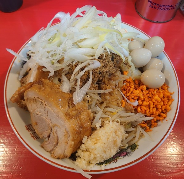 「まぜそば+ネギ+うずら(小、半麺、1100円)」@鷹の目 大宮店の写真