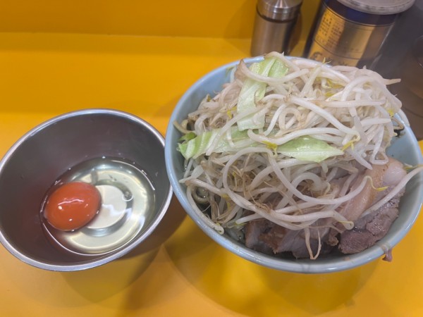 「スパイシードクロ（麺少なめ）生玉子　ニンニク　ヤサイ」@ラーメン二郎 八王子野猿街道店2の写真