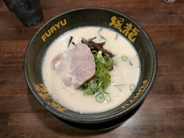 「とんこつラーメン　750円」@とんこつラーメン 博多風龍 大宮東口駅前店の写真
