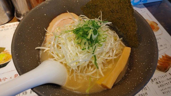 「コク鶏ラーメン」@俺らラーメン ちょもらんまの写真