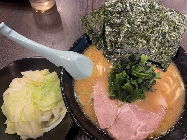 「ｷｬﾍﾞﾂとんこつ醤油ﾊﾞﾘｶﾀ880円」@らーめん家 せんだい 町田店の写真