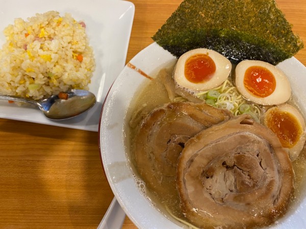 「味玉醤油＋チャーシュー1枚＋半チャーハン（1250円）」@大古洞の写真