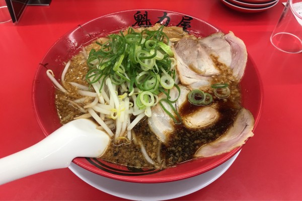 「京都漆黒醤油ラーメン(麺硬め•背脂多め)」@ラーメン 魁力屋 東久留米店の写真