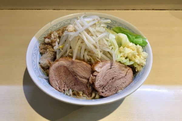 「らーめん(カタメ/ヤサイ/アブラ)  900円」@らーめん 陸 尾山台店の写真