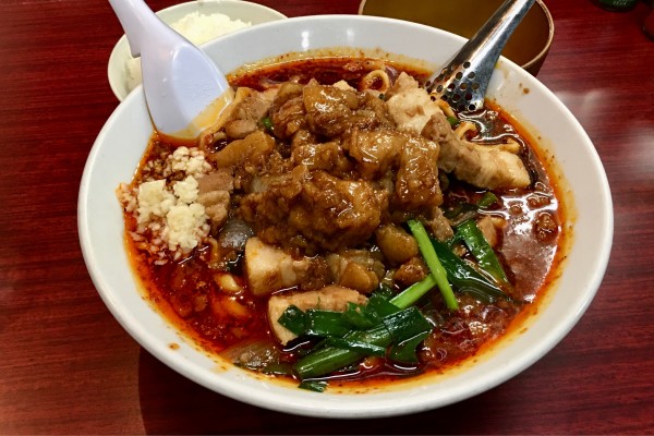 「辛いスタ満ソバ＋小ライス＋生玉子」@元祖スタミナ満点らーめん すず鬼の写真