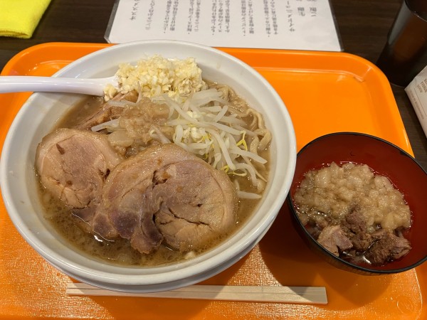 「豚ラーメン(並盛)＋豚カス背脂」@ラーメン中毒の写真