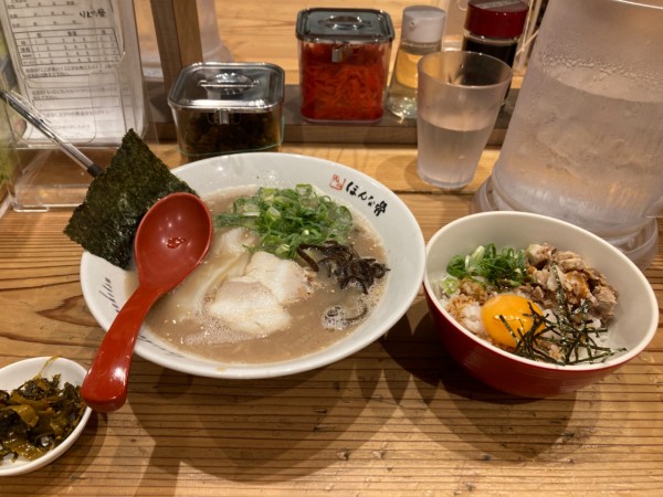 「豚骨ラーメン780円　玉豚セット350円」@ラーメン ほんな骨 静岡店の写真