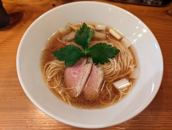 「鴨だし醤油ラーメン930円」@麺堂にしき 新宿歌舞伎町店の写真