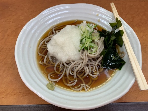 「冷やしおろしそば 530円」@立ちそば処 鷹 米沢の写真