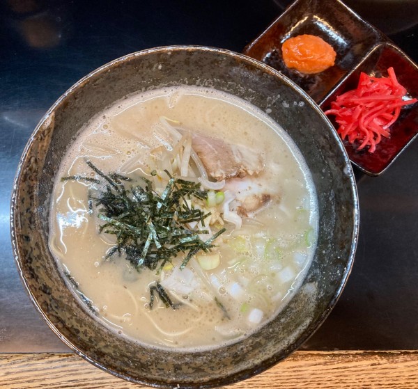 「努豚骨+豚骨雑炊+旨辛ニンニク+紅ショウガ」@本格博多豚骨ラーメン豚野郎の写真