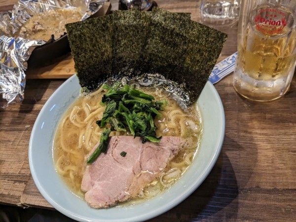 「豚骨醤油ラーメン」@武蔵家 沖縄本店の写真