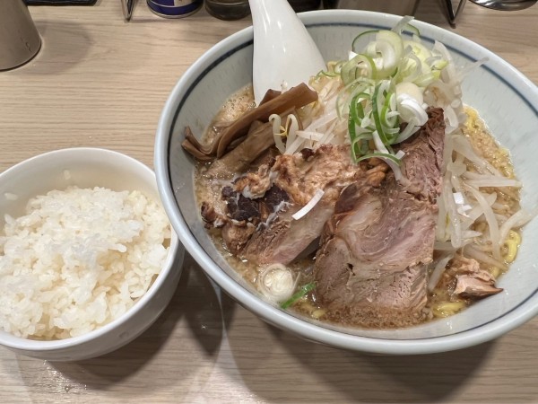 「背脂げんこつラーメン」@らーめん はな火屋の写真