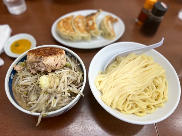 「野菜つけめんチャーシュー1250円＋ジャンボ餃子450円」@ラーメン ひかりの写真